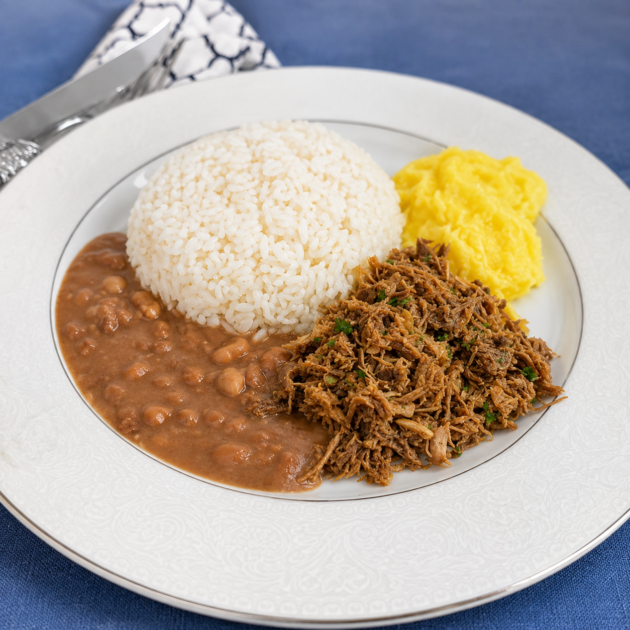 Carne Desfiada, Purê de Mandioquinha, Arroz e Feijão 350g